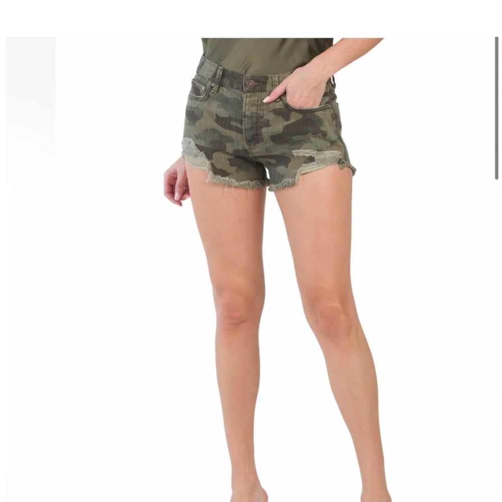 We The Free Loving Good Vibration Camo Cut-off Shorts sz 30